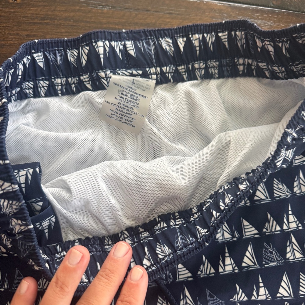 Boys Vineyard Vines swim trunks large